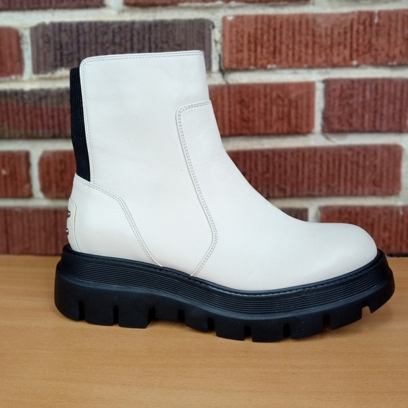 NWT Aquatalia 'Scilla' Weatherproof Genuine Leather Short Studded Chelsea Boots - Picture 3 of 13